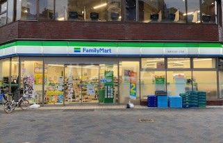 コンビニ　ファミリーマート 新宿大久保一丁目店（コンビニ）まで602m