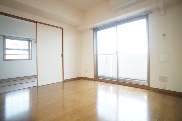 居室・リビング　参考写真（同建物別部屋のものです）