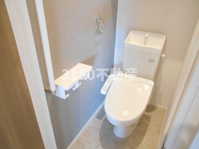 トイレ　落ち着いた色調のトイレです