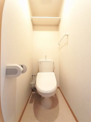 トイレ　落ち着いた色調のトイレです