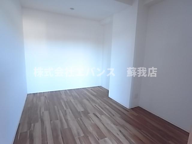 その他部屋・スペース　落ち着いた色調の寝室です