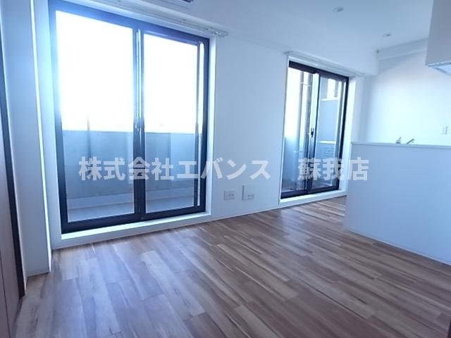 居室・リビング　窓が多く明るくて使いやすいリビングです