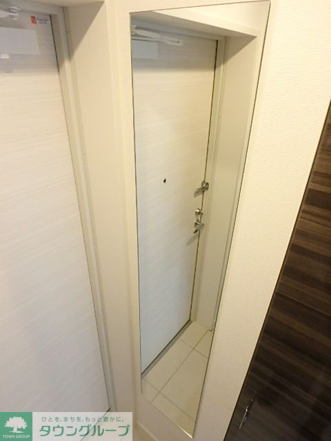 その他設備　玄関に姿見