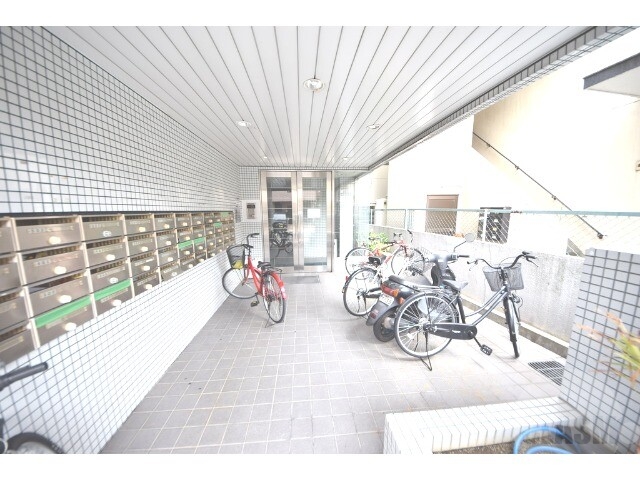 エントランス　エントランス部分は屋根があるので雨の日も濡れません