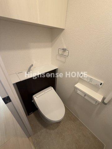 トイレ　落ち着いた色調のトイレです