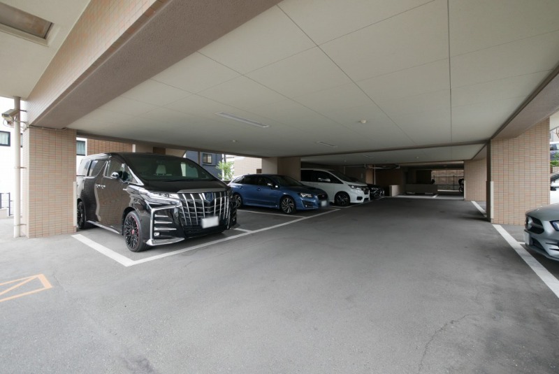 駐車場　マンション1階部分に駐車場があります
