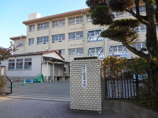 中学校　福岡市立城西中学校（中学校）まで282m