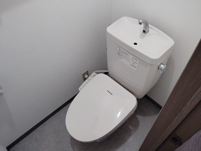 トイレ　温水洗浄暖房便座付き
