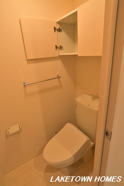 トイレ　上部に収納のある温水洗浄便座付のトイレです。