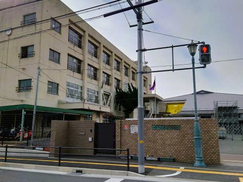 中学校　柏原市立柏原中学校（中学校）まで413m