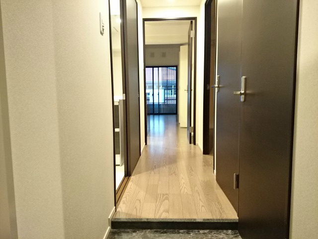 玄関　玄関には大きなシューズインクローゼットあり。