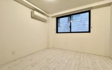 その他部屋・スペース　落ち着いた色調の寝室です