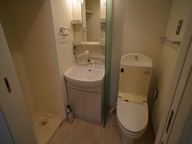 トイレ　白を基調とした空間で清潔感のあるトイレです♪