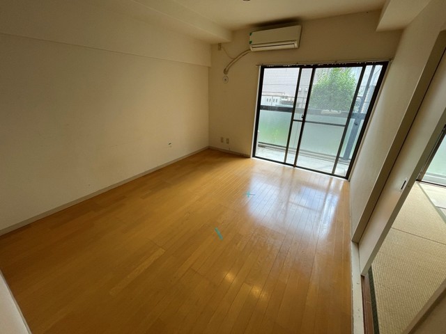 居室・リビング　リフォーム工事前のお部屋です。
