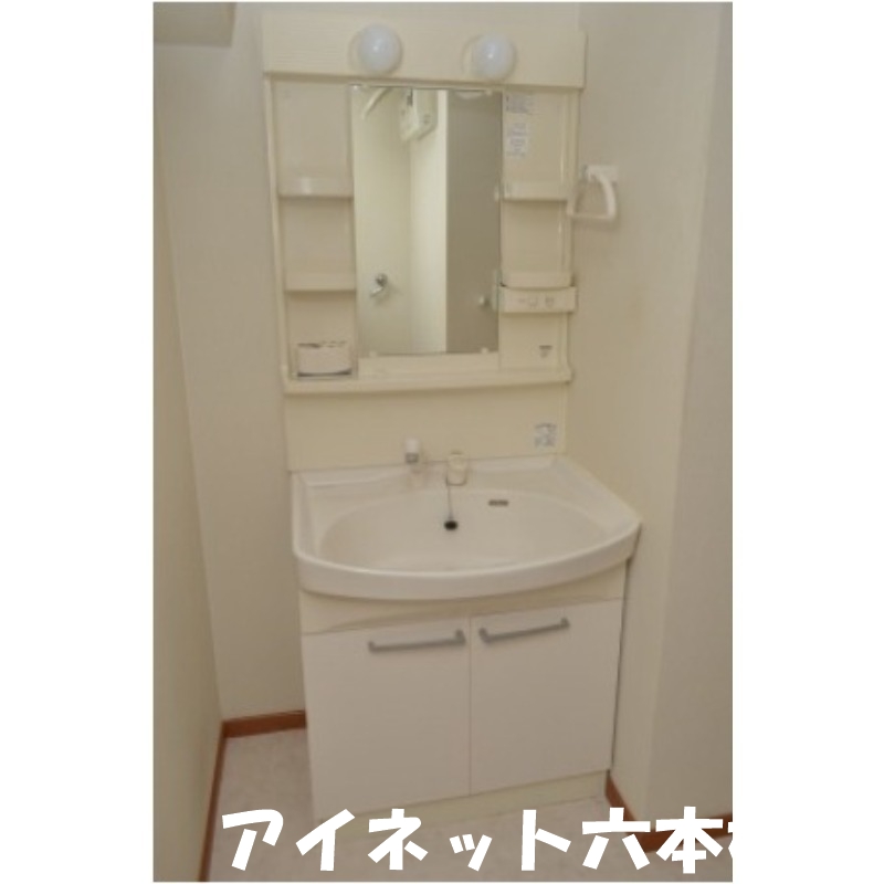 洗面設備　朝の支度はこちらでどうぞ。