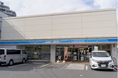 コンビニ　ローソン 足立新田一丁目店（コンビニ）まで294m