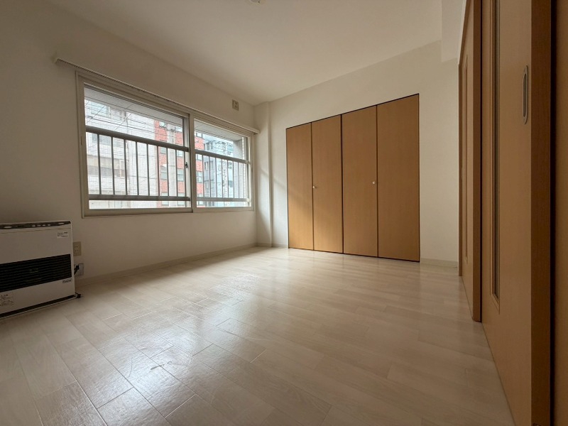 その他部屋・スペース　寝室はこちらです。光が差し込む、温かみのあるお部屋です。