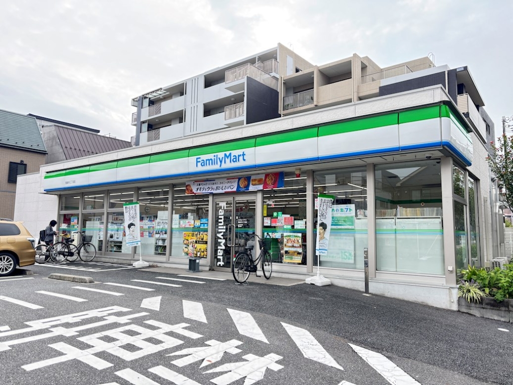 コンビニ　ファミリーマート 西新井三丁目店（コンビニ）まで269m