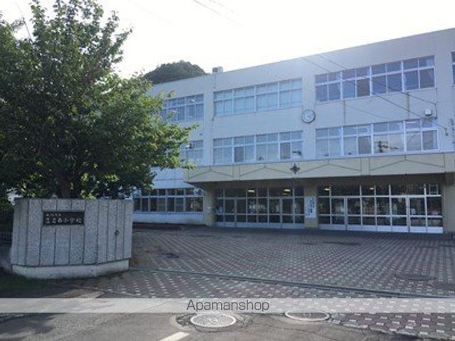 小学校　藻岩南小学校（小学校）まで569m