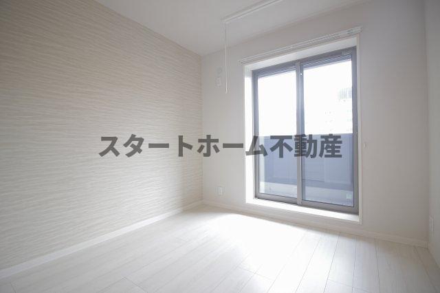 その他部屋・スペース　落ち着いた色調の寝室です