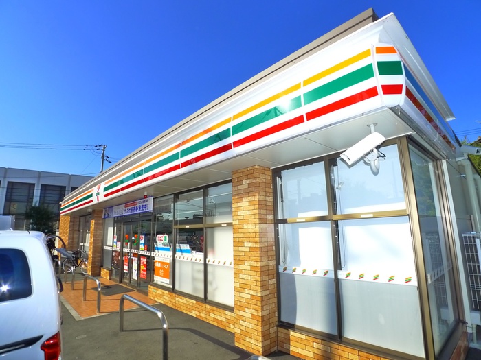 コンビニ　セブンイレブン（コンビニ）まで244m