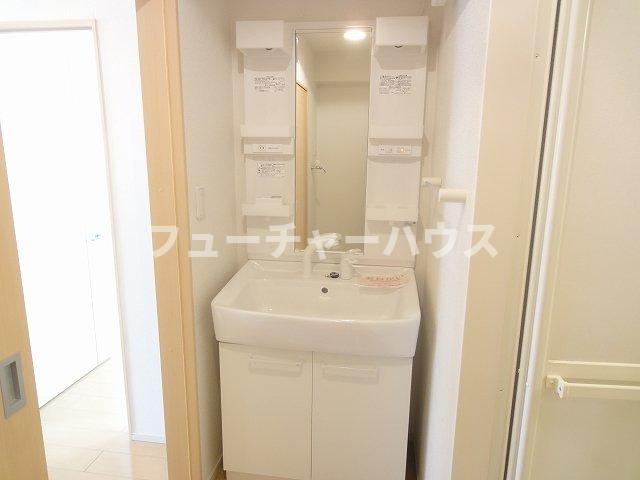 洗面設備　明るい洗面所です
