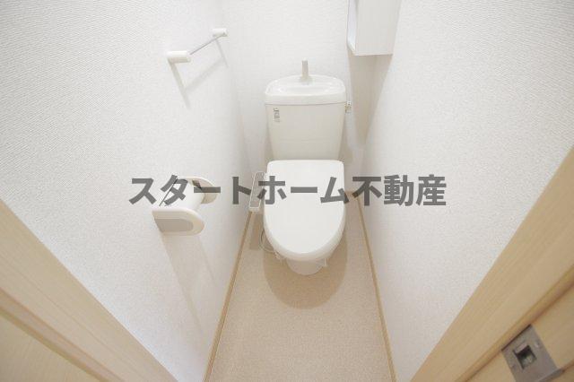 トイレ　落ち着いた色調のトイレです