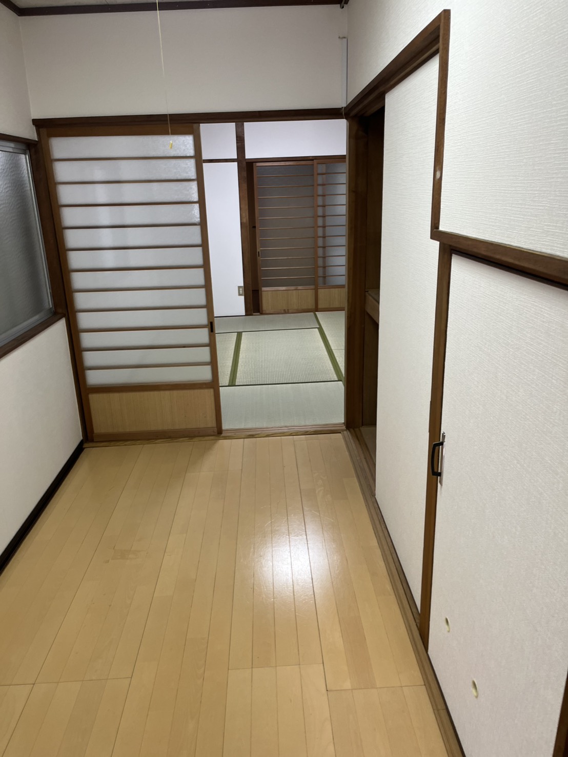 寝屋川市上神田2丁目 戸建の居間写真