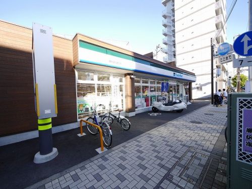 コンビニ　ファミリーマート遊行通り店（コンビニ）まで87m