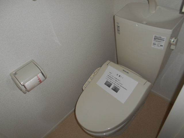 トイレ　温水洗浄便座完備・小物収納棚あり