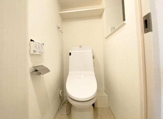 トイレ　飾り棚付き温水洗浄便座のトイレです。