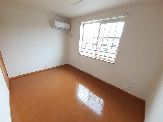 その他部屋・スペース　ベッドを置いてもゆとりある広さ