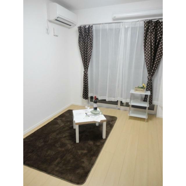居室・リビング　同建物内別部屋モデルルーム（入居時家具撤去）