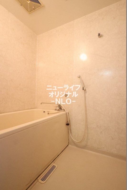 バス・シャワールーム　バスタブに浸かって一日の疲れを癒す事ができます☆