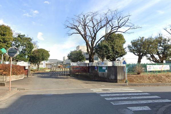 小学校　厚木市立鳶尾小学校（小学校）まで1045m