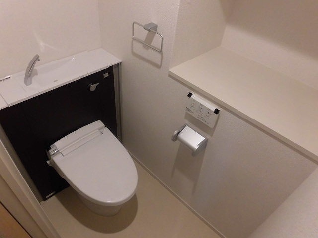 トイレ　収納スペース、ウォシュレットのあるトイレです。