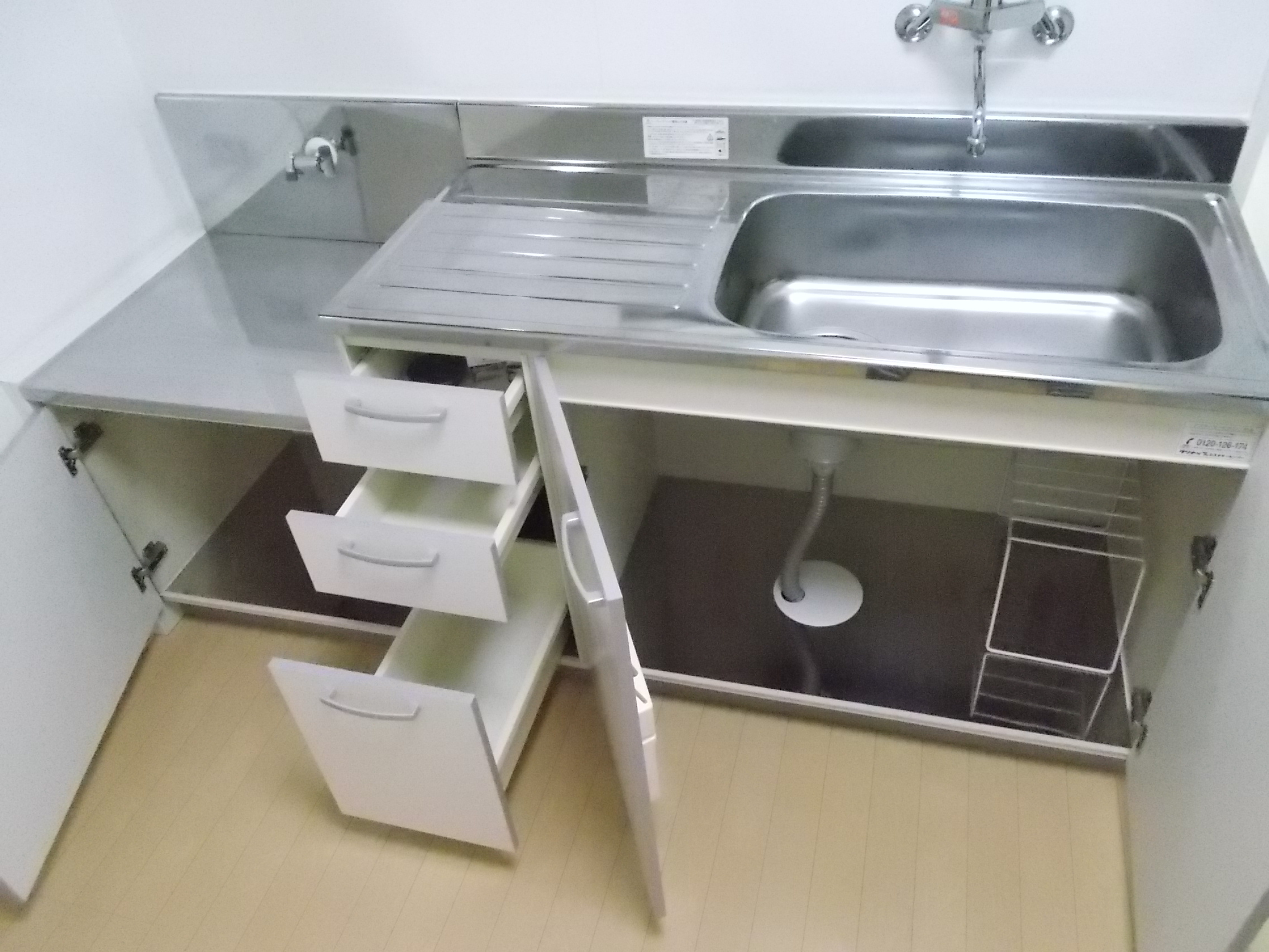 キッチン　シンク上下に収納スペースあり（同物件他部屋画像）