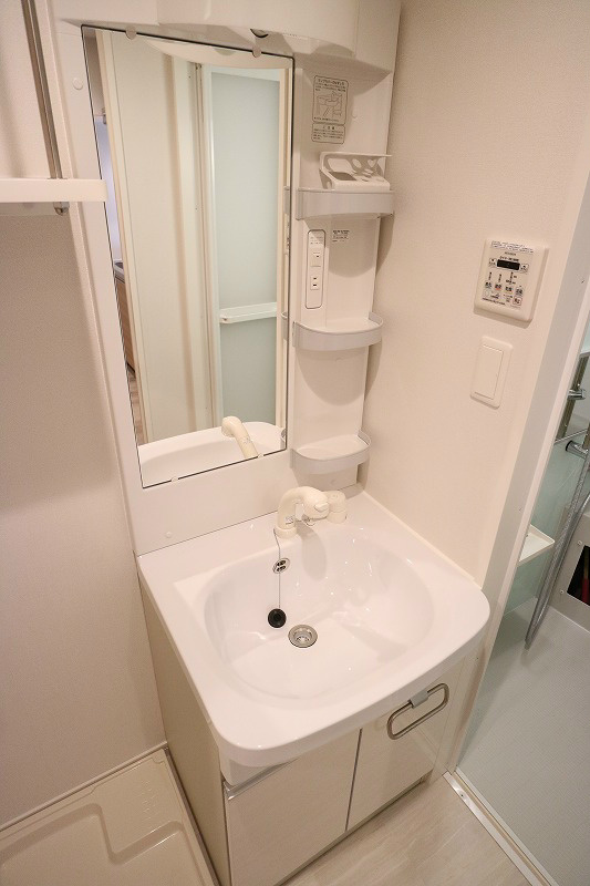 洗面設備　実際のお部屋と色が異なります。