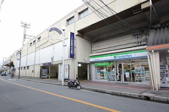 コンビニ　ファミリーマート（コンビニ）まで100m