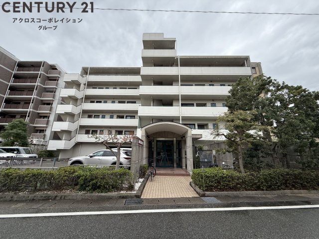 建物外観　オートロックで外部の人間が簡単に出入りできないため安心です。