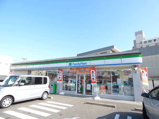 コンビニ　ファミリーマート（コンビニ）まで110m