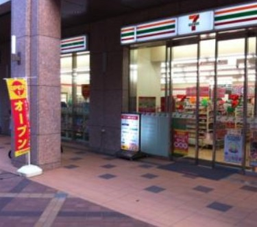 コンビニ　セブン-イレブン港区三田１丁目店（コンビニ）まで395m