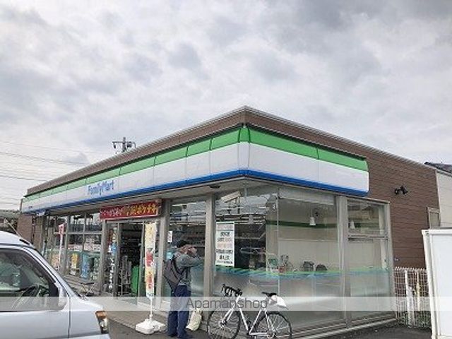 コンビニ　ファミリーマート（コンビニ）まで725m