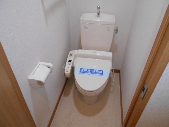 トイレ　白を基調とした清潔感のあるバスルーム