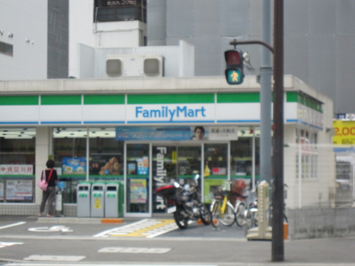 コンビニ　ファミリーマート（コンビニ）まで200m