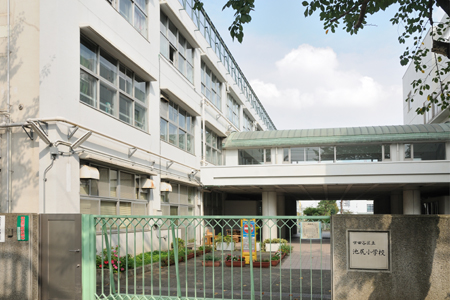 小学校　世田谷区立池尻小学校（小学校）まで658m