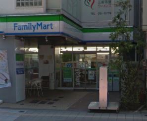 コンビニ　ファミリーマート 三軒茶屋東店（コンビニ）まで16m