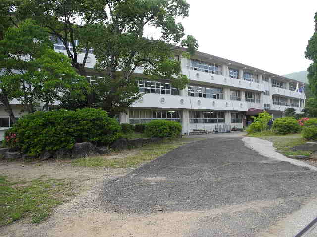 中学校　長与町立長与中学校（中学校）まで555m