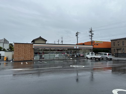 コンビニ　セブンイレブン　四日市蒔田2丁目店（コンビニ）まで711m