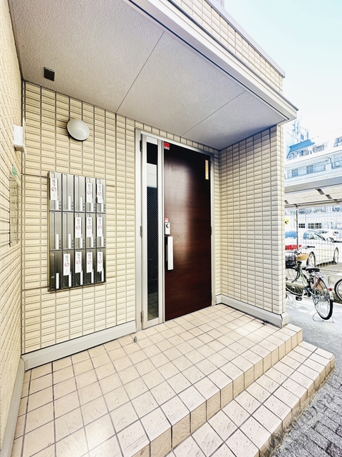 エントランス　モノトーンを基調とした洗礼された佇まい